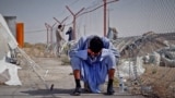 یک مهاجر افغان در کنار مرز بین افغانستان و ایران - تصویر از آرشیف 