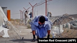 یک جوان افغان در مرز میان ایران و افغانستان