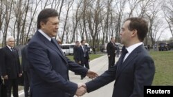 Дмитрий Медведев и Виктор Янукович в Чернобыле