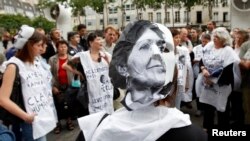 Maska s portretom bivše pripadnice Crvenih brigada Marine Petrele tokom protesta u Parizu 17. jula 2008. Italijanski sud je 1992. godine osudio za ubistvo, otmicu, pokušaj otmice i oružanu pljačku, a uhapšena je u Francuskoj u avgustu 2007. godine na zahtjev Italije.