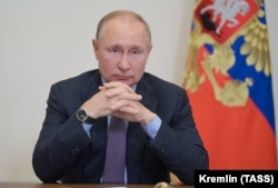 Vlagyimir Putyin orosz elnök konferenciahíváson keresztül részt vesz az Egységes Oroszország párt vezetőségével és a kormány tagjaival folytatott megbeszélésen Moszkvában 2021. szeptember 14-én