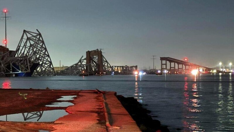 У ЗША абрынуўся аўтамабільны мост, у які ўрэзалася грузавое судна