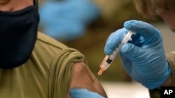 Një person duke u vaksinuar kundër koronavirusit. (Foto nga arkivi)