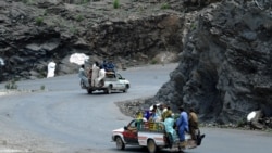 په باجوړ کې خلک په ډاټسن ګاډو کې سفر کوي - د ارشیف انځور