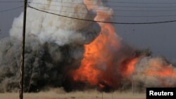 Огонь и дым на месте боев в Мосуле. 13 января 2017 года.