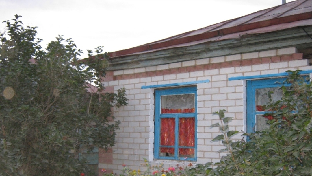 Сұйықтық ағып жатқан қыздар бейнеленген порно