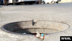 Оозу ачык кудукка түшкөн Азада сууда төрт саат жаткан. 