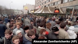 Перший в Радянському Союзі ресторан McDonald’s на Пушкінській площі в Москві в день його відкриття, 31 січня 1990 року