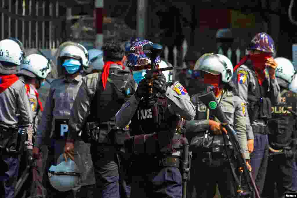 Полицаец испука гумен куршум кон демонстрантите за време на протестот против воениот удар во Јангон, Мјанмар, 28 февруари 2021 година.
