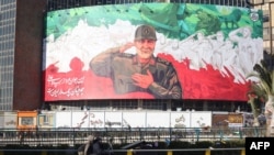 Un banner cu fostul comandant al Forței Quds din cadrul Gărzii Revoluționare Islamice Iraniene (IRGC), Qasem Soleimani, înaintea celei de-a șasea aniversări a asasinării sale în Irak, în Piața Valiasr din Teheran, pe 31 decembrie 2025.