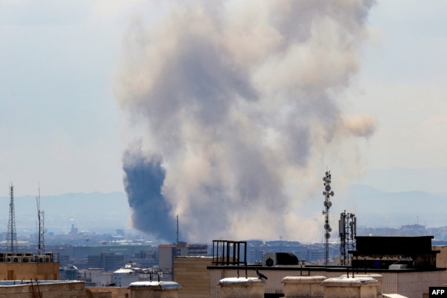 Дим піднімається після ударів по Тегерану 7 квітня 2026 року