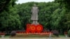 Mao Ce-tung-szobor és -emlékmű a kínai Fudan Egyetem sanghaji campusán 2021. június 5-én