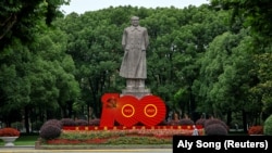 Monumentul lui Mao Zedong la Universitatea din Shanghai