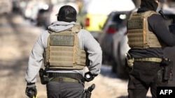 Agenți federali în timpul unei razii anti-imigrație în Minneapolis, Minnesota, pe 3 februarie 2026.