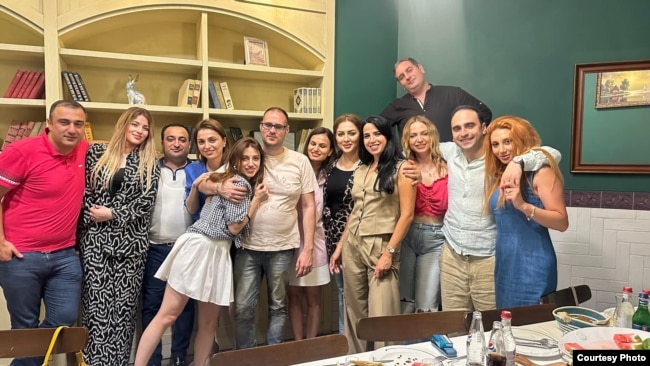 Տիգրան Ավինյանը՝ Ալեքսեյենկոյի ու մյուս համադասարանցիների հետ/FB