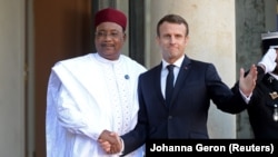 د فرانسې ولسمشر ايمانويل مکرون او د نايجر ولسمشر محمدو يوسفو د روغبړ پرمهال
