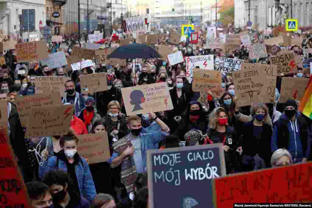 Люди протестують проти рішення Конституційного суду Польщі. Варшава, 28 жовтня 2020 року &nbsp;