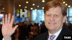 Ambasadorul Michael McFaul la sosirea sa la Moscova