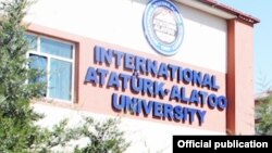 У здания международного университета «Ататюрк — Ала-Тоо» в Бишкеке.
