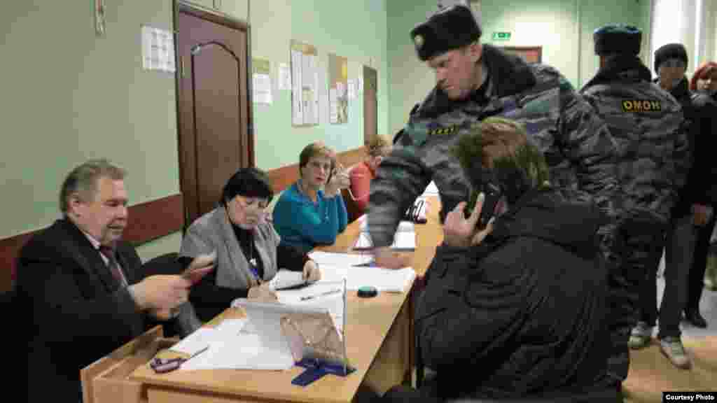 Police officers cast their votes in Moscow.