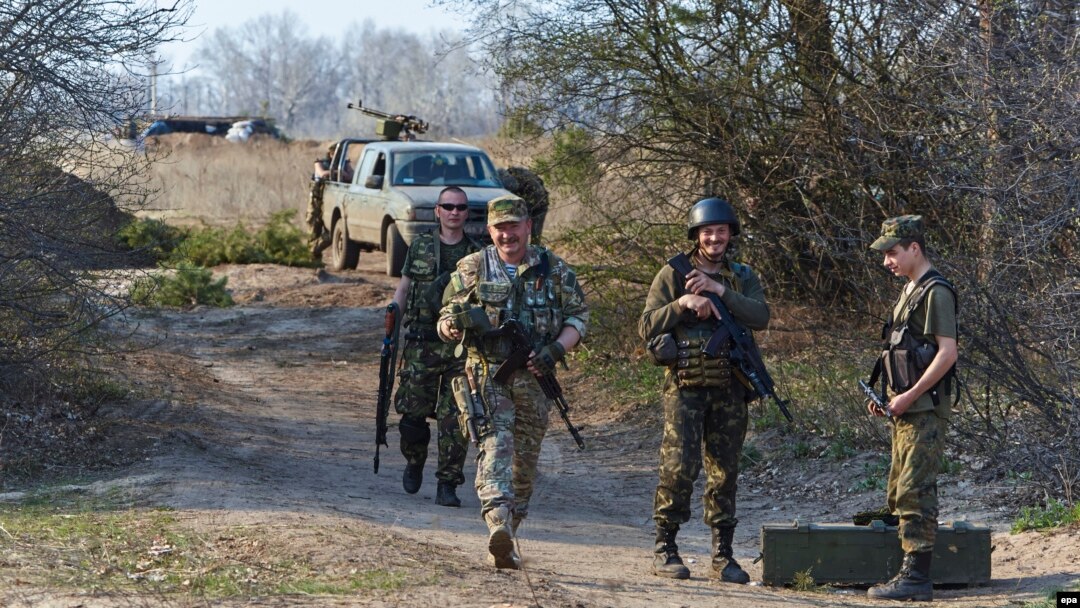 Украинские военные вблизи города Счастье Луганской области