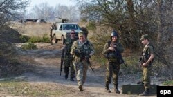 Украинские военные вблизи города Счастье Луганской области