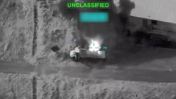 تصویری از برخاستن دود از یک خودرو پس از انفجار در محل یک حمله گزارش‌شده در ایران؛ منتشرشده از سوی سنتکام، ۴ فروردین