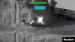 Dim se diže iz vozila nakon američkog napada u Iranu.