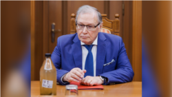 Imagine publicată de Ministerul de Externe de la Chișinău în care apare ambasadorul agreat al Rusiei în R. Moldova, Oleg Ozerov, având în față o sticlă cu apă poluată din Nistru.