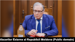 Imagine publicată de Ministerul de Externe de la Chișinău în care apare ambasadorul agreat al Rusiei în R. Moldova, Oleg Ozerov, având în față o sticlă cu apă poluată din Nistru.