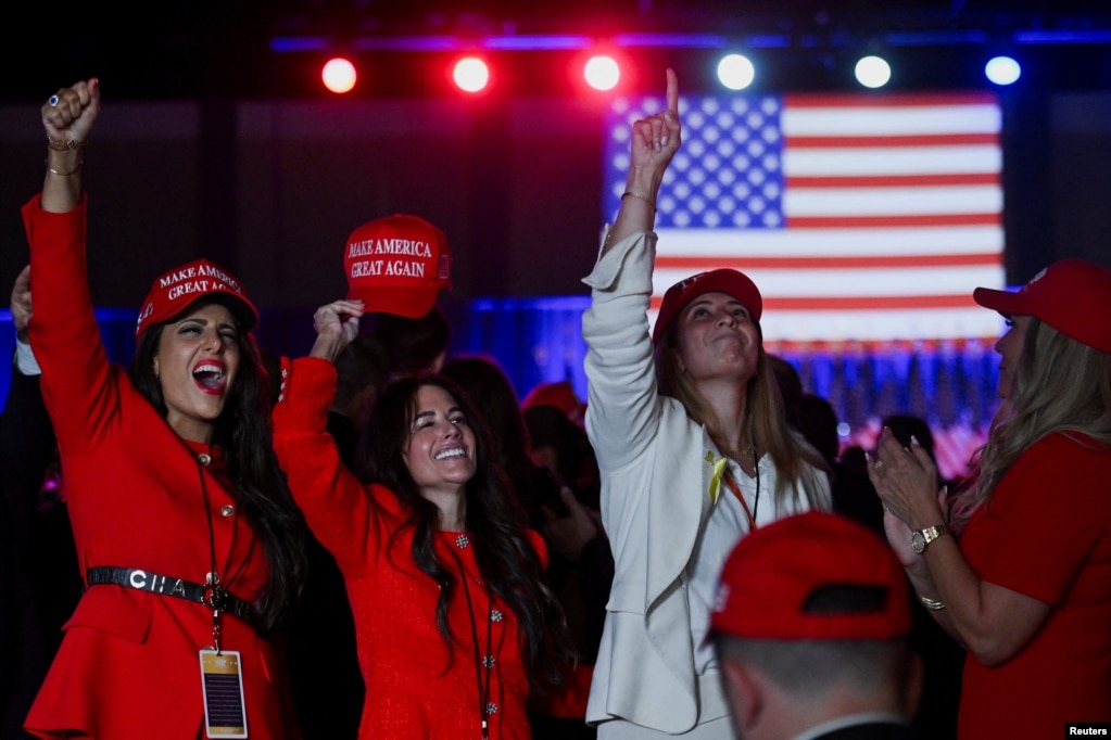 Pjesëmarrësit me kapele MAGA (Ta bëjmë Amerikën sërish madhështore) i gëzohen fitores së Trumpit, Florida më 6 nëntor.