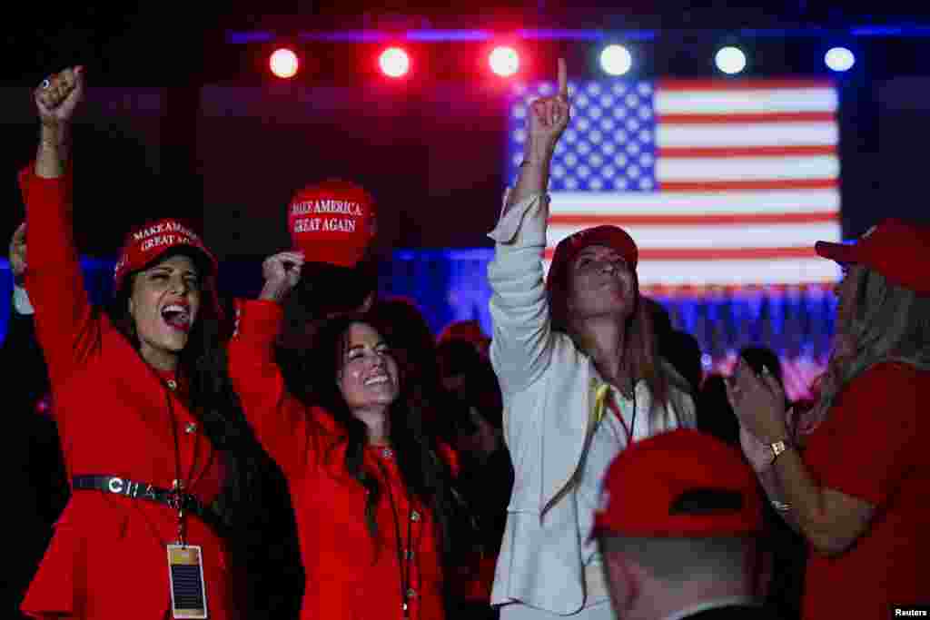 Pjesëmarrësit me kapele MAGA (Ta bëjmë Amerikën sërish madhështore) i gëzohen fitores së Trumpit, Florida më 6 nëntor.