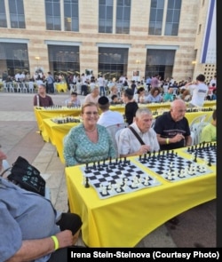 Irena Stein-Steinova në një lojë shahu në Jerusalem.