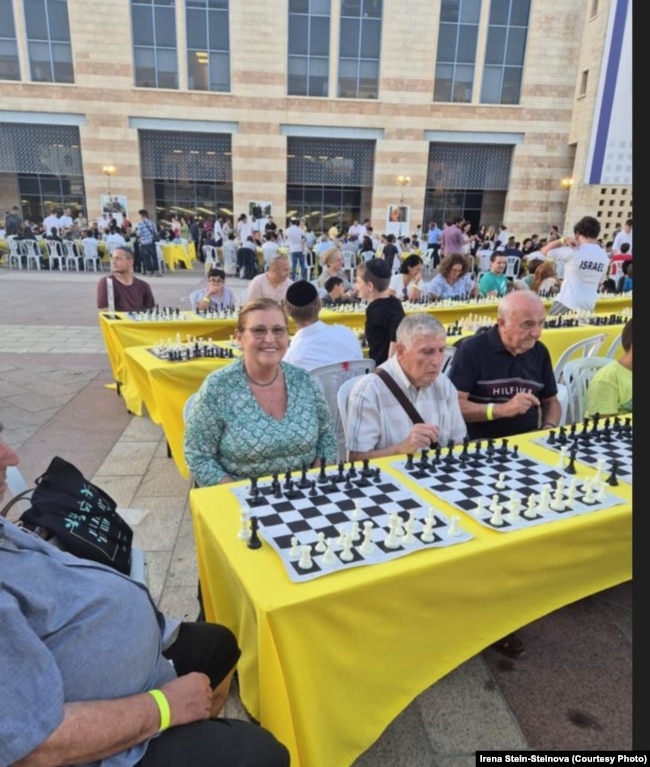 Irena Stein-Steinova në një lojë shahu në Jerusalem.