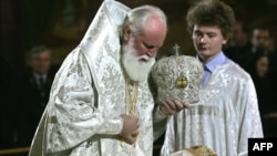 An Orthodox priest performs last rites for Patriarch Aleksy at Christ the Saviour Cathedral.