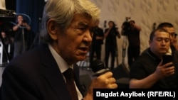 Эколог Мэлс Елеусизов задает вопрос на слушаниях. 26 мая 2026