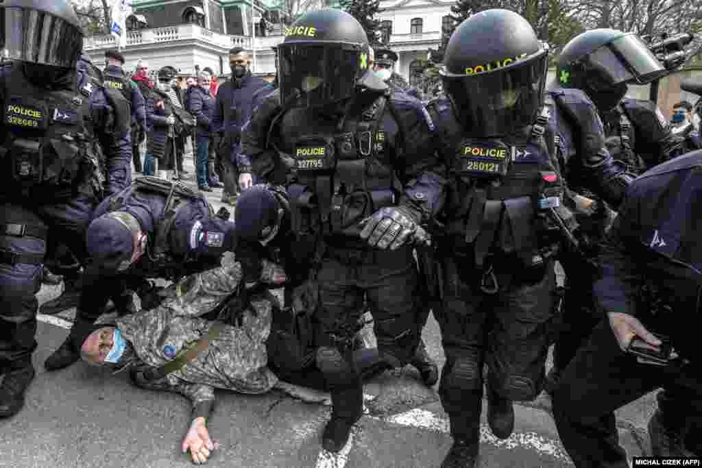 Полицијата приведе контра демонстрант пред Руската амбасада во Прага за време на антирускиот протест на 18 април.