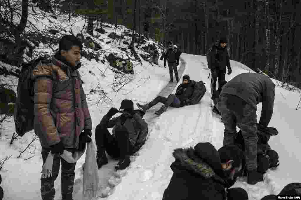 Grupa afganistanskih migranta odmara tokom prolaska kroz minirano planinsko područje u blizini Bihaća.