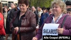 La un protest al angajaților din învățămîntul de stat