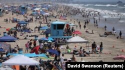 Građani na plaži u Santa Monici, Kalifornija, SAD, 30. maja 2021