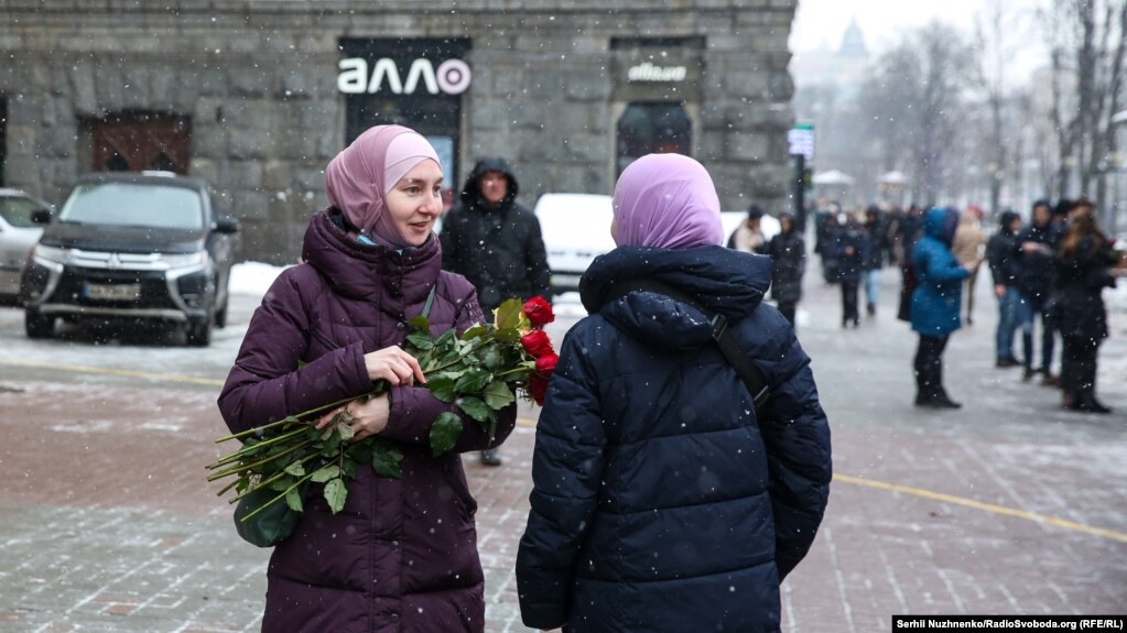 Багато хто називає хіджаб паранджею. Але це не більше, ніж поширена помилка. Паранджею слід називати той убір, який надягають в Саудівській Аравії – він чорного кольору і закриває все обличчя, залишаючи відкритими тільки очі