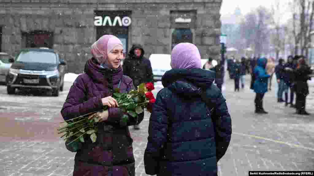 Багато хто називає хіджаб паранджею. Але це поширена помилка. Паранджею слід називати той убір, який надягають у Саудівській Аравії &ndash; він чорного кольору і закриває все обличчя, залишаючи відкритими тільки очі