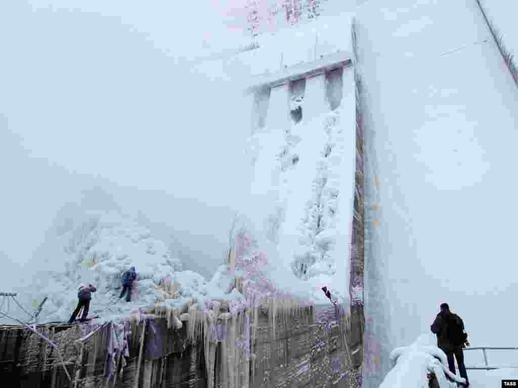 Russia -- Dam of Russia's largest Sayano-Shushenskaya hydroelectric power plant is coated with a thick layer of snow and ice, 31Jan2010 - Caption ENG: ITAR-TASS 212: KHAKASSIA, RUSSIA. JANUARY 31, 2010. Dam of Russia's largest Sayano-Shushenskaya hydroelectric power plant is coated with a thick layer of snow and ice. (Photo ITAR-TASS / Alexander Kolbasov) POTW05