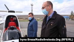 В аеропорту «Ужгород» приземлився двомісний літак, за штурвалом якого був Міхай Петрашку, директор Міжнародного аеропорту Сату-Маре (Румунія), 9 квітня 2021 року