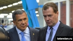 Russian Prime Minister Dmitry Medvedev (right) and Tatar President Rustam Minnikhanov have engaged in a war of words over the order to extract more revenue from Russia's regions.