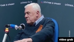 Кримський політолог Віктор Харабуга у студії радіо «Спутник в Крыму», скриншот із відео