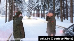 Державний секретар Ради безпеки Олександр Вольфович приймає рапорт від командира військової частини технічного забезпечення Збройних сил Білорусі, 16 січня 2026 року