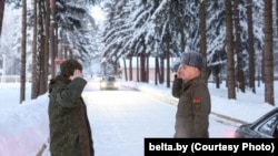 ლუკაშენკა ანგარიშს იბარებს ბელარუსის შეიარაღებული ძალების ტექნიკური მხარდაჭერის სამხედრო ნაწილის მეთაურისგან. 2026 წლის 16 იანვარი