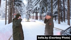 Аляксандар Вальфовіч прымае рапарт камандзіра вайсковай часткі тэхнічнага забесьпячэньня Ўзброеных сіл Беларусі, 16 студзеня 2026 году