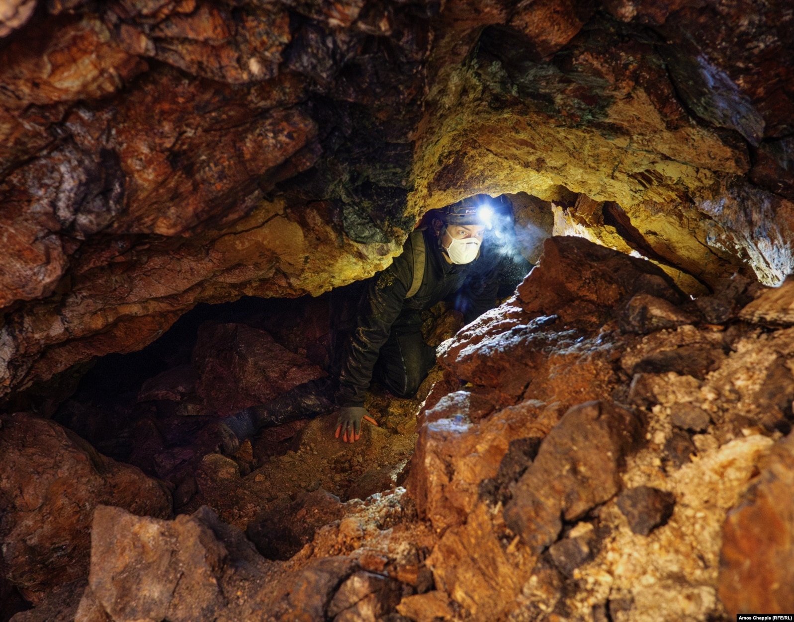 Якуб Кристек се провира между скалите в частично срутена уранова мина в южната част на Чехия, изоставена около 60-те години на миналия век.